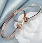Brazalete ancho de diamantes con bisagras