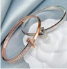 Brazalete ancho de diamantes con bisagras