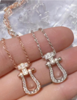 Collar de herradura de plata con diamantes